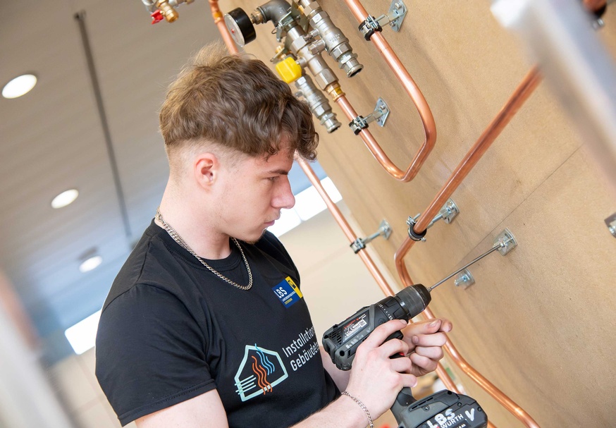 Die Teilnehmer des Bundeslehrlingswettbewerb Installations- & Gebäudetechnik 2026 während des Wettbewerbs