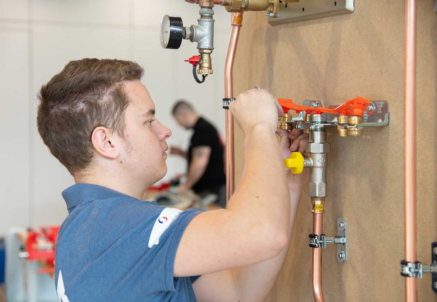 Die Teilnehmer des Bundeslehrlingswettbewerb Installations- & Gebäudetechnik 2026 während des Wettbewerbs