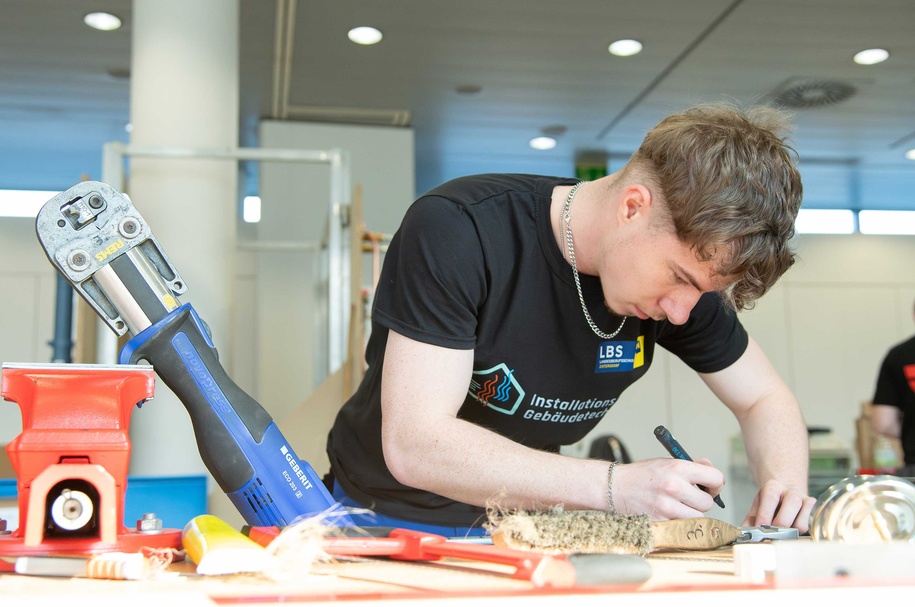 Die Teilnehmer des Bundeslehrlingswettbewerb Installations- & Gebäudetechnik 2026 während des Wettbewerbs