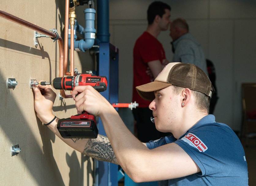 Die Teilnehmer des Bundeslehrlingswettbewerb Installations- & Gebäudetechnik 2026 während des Wettbewerbs
