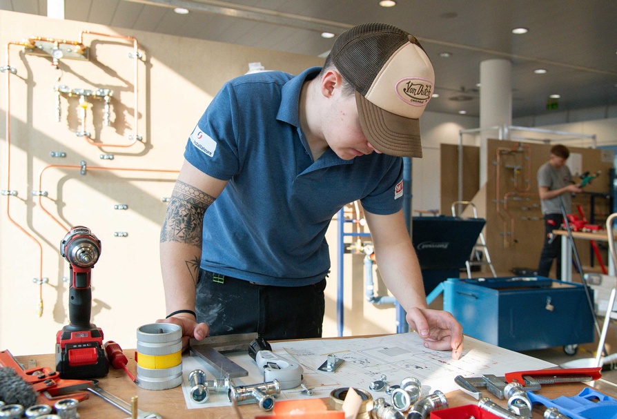 Die Teilnehmer des Bundeslehrlingswettbewerb Installations- & Gebäudetechnik 2026 während des Wettbewerbs