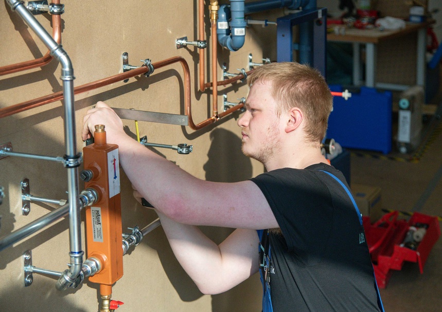 Die Teilnehmer des Bundeslehrlingswettbewerb Installations- & Gebäudetechnik 2026 während des Wettbewerbs