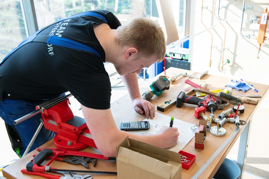 Die Teilnehmer des Bundeslehrlingswettbewerb Installations- & Gebäudetechnik 2026 während des Wettbewerbs