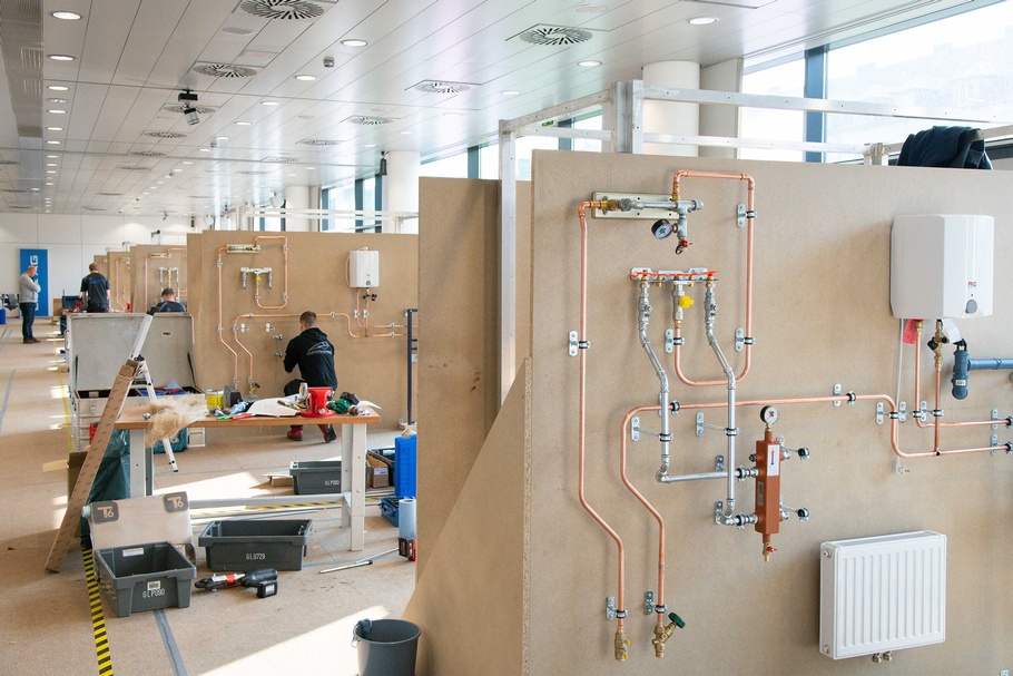 Die Teilnehmer des Bundeslehrlingswettbewerb Installations- & Gebäudetechnik 2026 während des Wettbewerbs