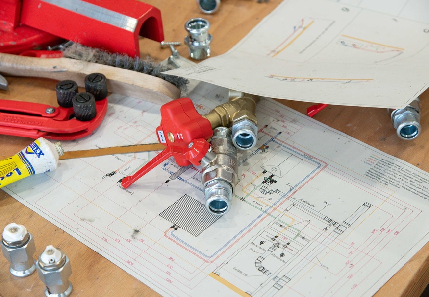 Die Teilnehmer des Bundeslehrlingswettbewerb Installations- & Gebäudetechnik 2026 während des Wettbewerbs