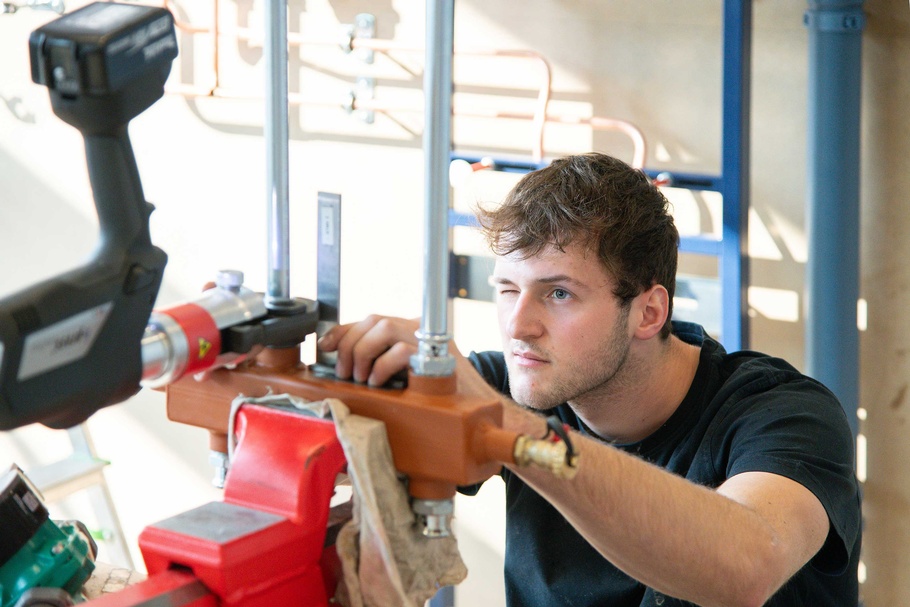 Die Teilnehmer des Bundeslehrlingswettbewerb Installations- & Gebäudetechnik 2026 während des Wettbewerbs