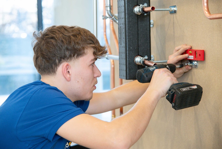 Die Teilnehmer des Bundeslehrlingswettbewerb Installations- & Gebäudetechnik 2026 während des Wettbewerbs