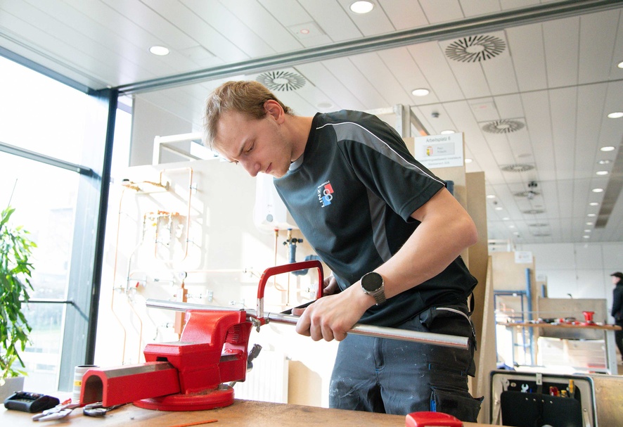 Die Teilnehmer des Bundeslehrlingswettbewerb Installations- & Gebäudetechnik 2026 während des Wettbewerbs