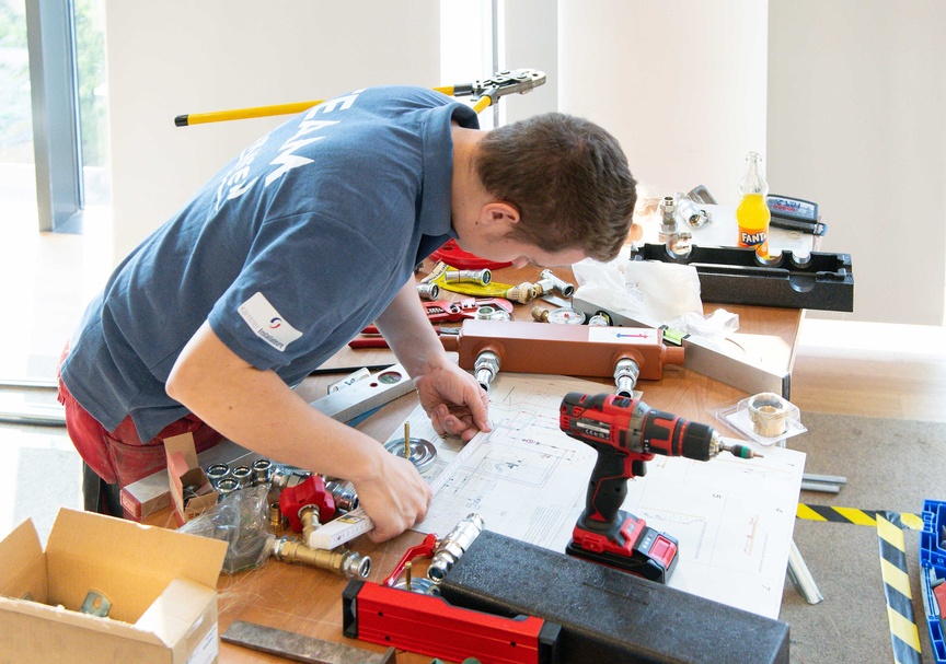 Die Teilnehmer des Bundeslehrlingswettbewerb Installations- & Gebäudetechnik 2026 während des Wettbewerbs