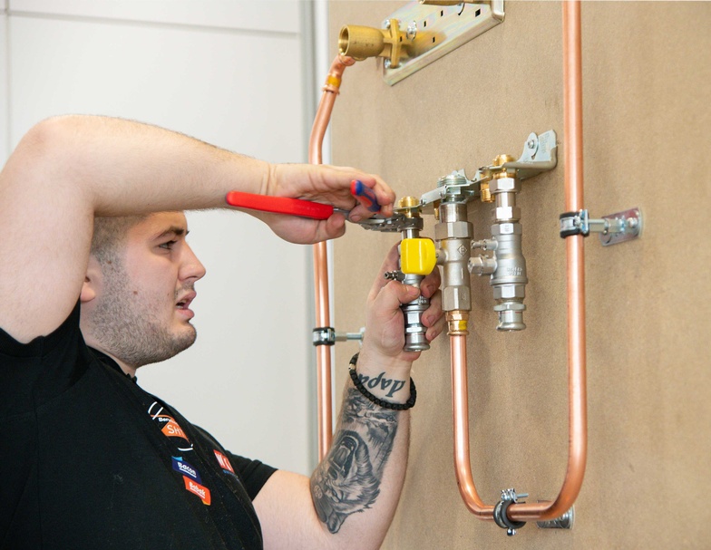 Die Teilnehmer des Bundeslehrlingswettbewerb Installations- & Gebäudetechnik 2026 während des Wettbewerbs