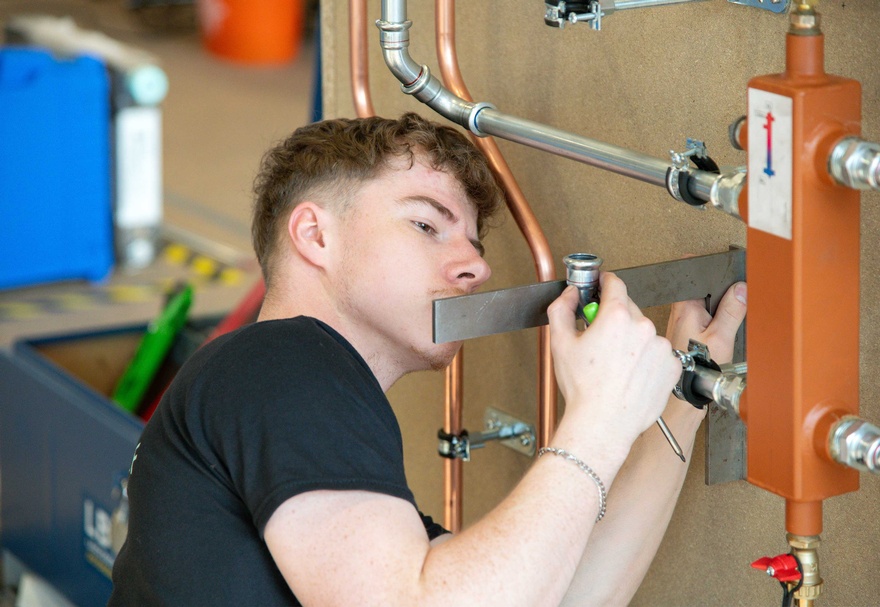 Die Teilnehmer des Bundeslehrlingswettbewerb Installations- & Gebäudetechnik 2026 während des Wettbewerbs