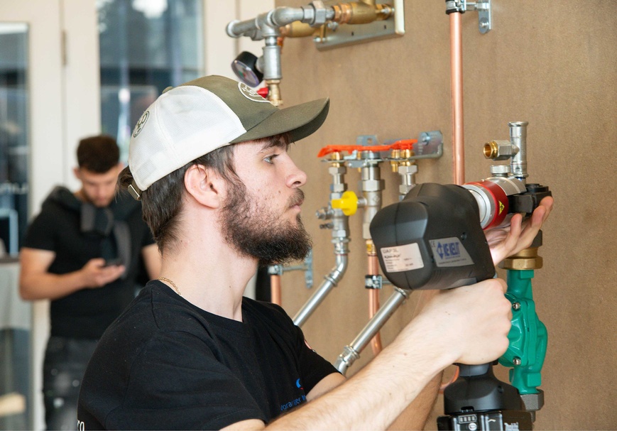 Die Teilnehmer des Bundeslehrlingswettbewerb Installations- & Gebäudetechnik 2026 während des Wettbewerbs