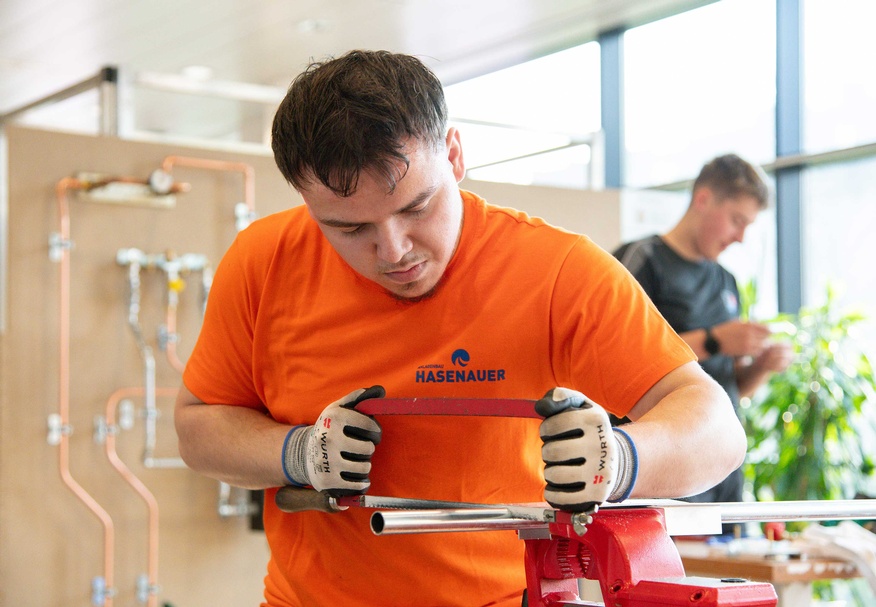 Die Teilnehmer des Bundeslehrlingswettbewerb Installations- & Gebäudetechnik 2026 während des Wettbewerbs