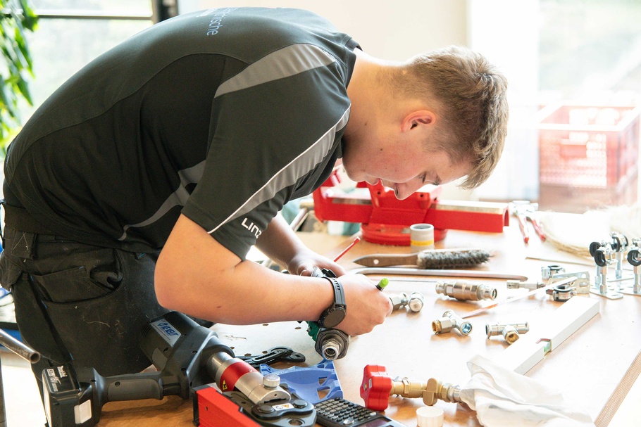 Die Teilnehmer des Bundeslehrlingswettbewerb Installations- & Gebäudetechnik 2026 während des Wettbewerbs