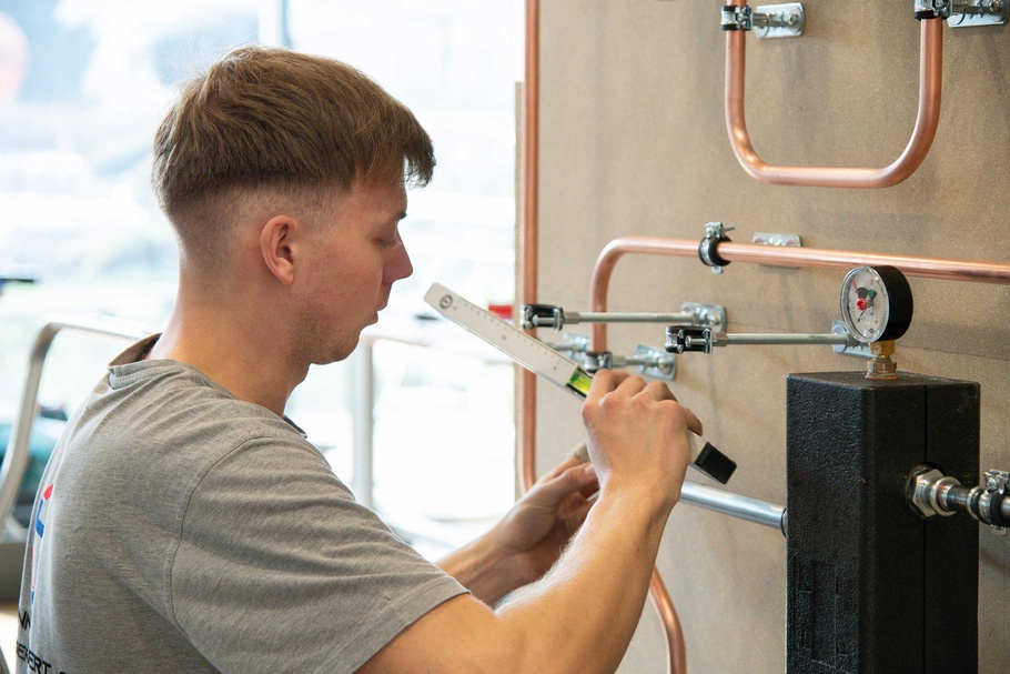 Die Teilnehmer des Bundeslehrlingswettbewerb Installations- & Gebäudetechnik 2026 während des Wettbewerbs