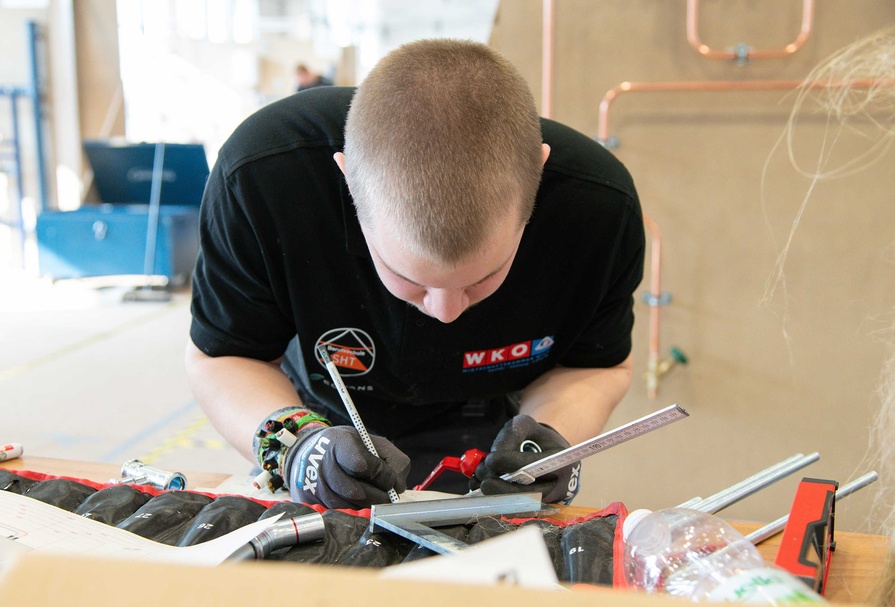 Die Teilnehmer des Bundeslehrlingswettbewerb Installations- & Gebäudetechnik 2026 während des Wettbewerbs