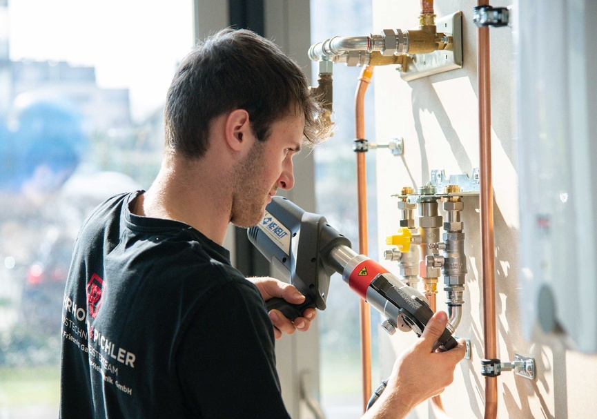 Die Teilnehmer des Bundeslehrlingswettbewerb Installations- & Gebäudetechnik 2026 während des Wettbewerbs