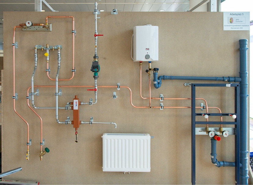 Die Teilnehmer des Bundeslehrlingswettbewerb Installations- & Gebäudetechnik 2026 während des Wettbewerbs