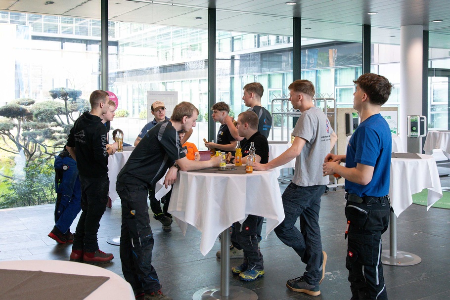 Die Teilnehmer des Bundeslehrlingswettbewerb Installations- & Gebäudetechnik 2026 während des Wettbewerbs