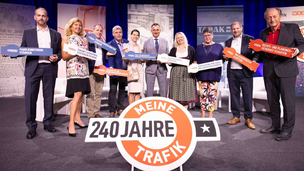 Menschen aug einer Bühne