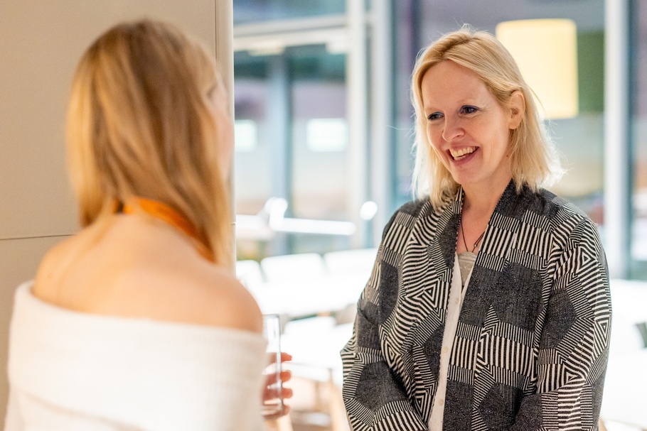 Zwei Personen sind abgelichtet, eine ist von hinten fotografiert, eine ist von vorne zu sehen. 