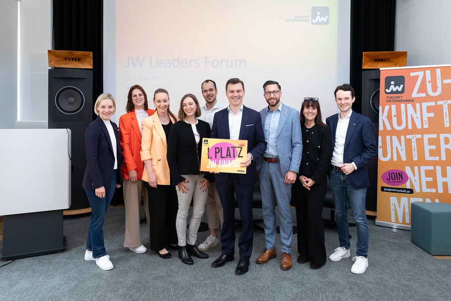 Gruppenbild - halten Schild hoch mit "1. Platz"