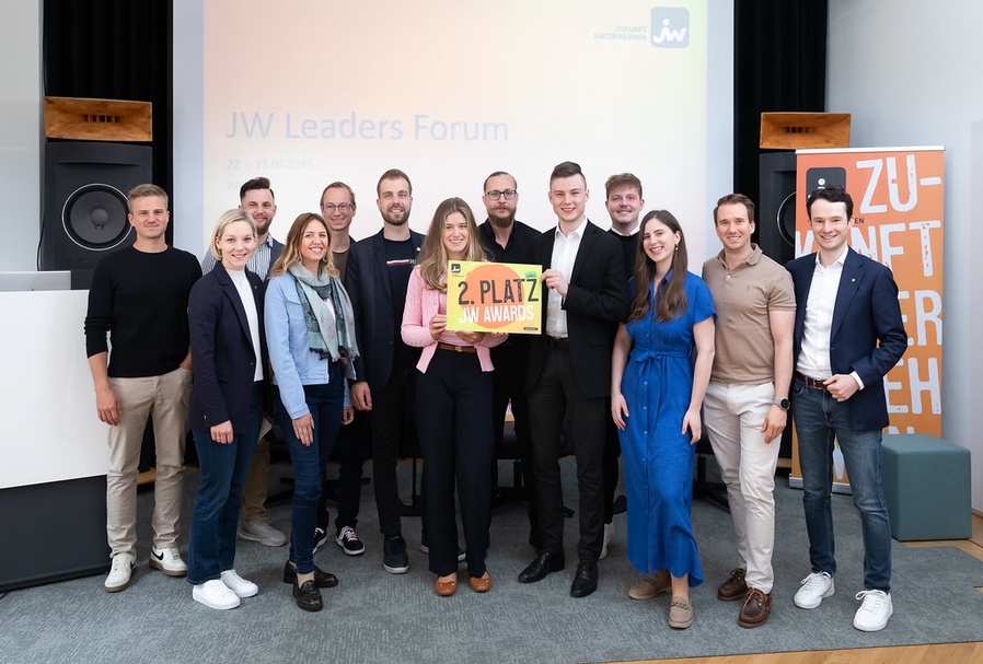 Gruppenbild - halten Schild hoch mit "2. Platz"