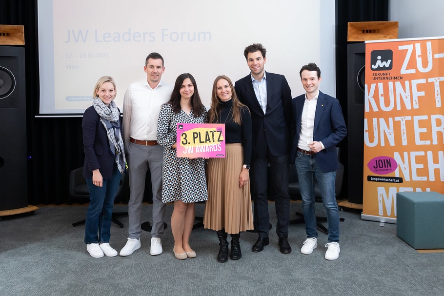 Gruppenbild - halten Schild hoch mit "3. Platz"