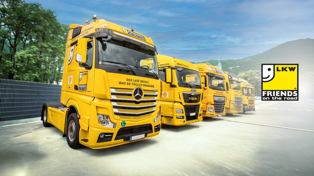 Reihe gelber Lkw, Slogan „Der Lkw bringt, was Sie täglich brauchen“, Logo LKW Friends on the road