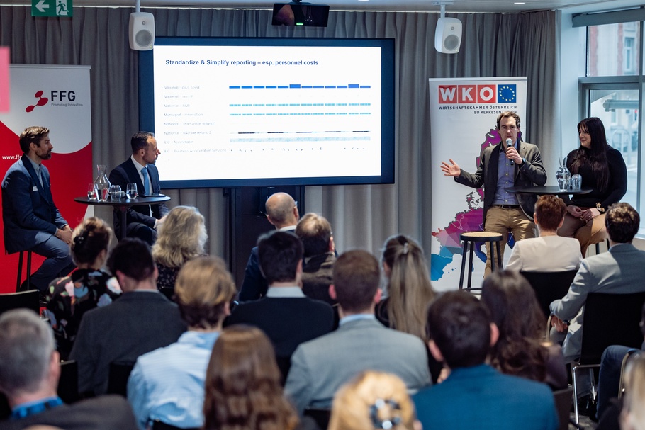 Teilnehmer:innen bei der Veranstaltung