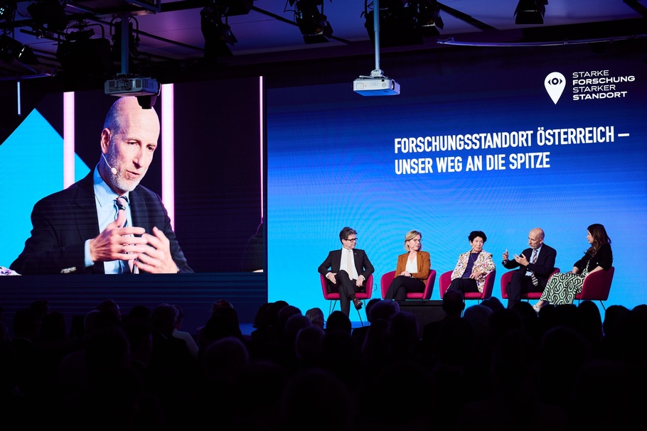 Teilnehmer:innen auf Podium