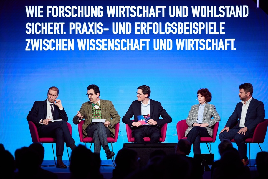 Teilnehmer:innen auf Podium