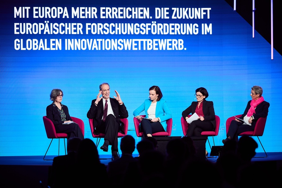 Teilnehmer:innen auf Podium