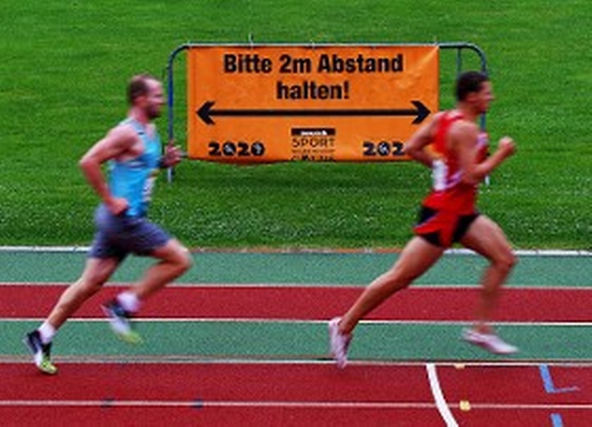  zwei Läufer beim einem Leichtathletikbewerb in Vorarlberg