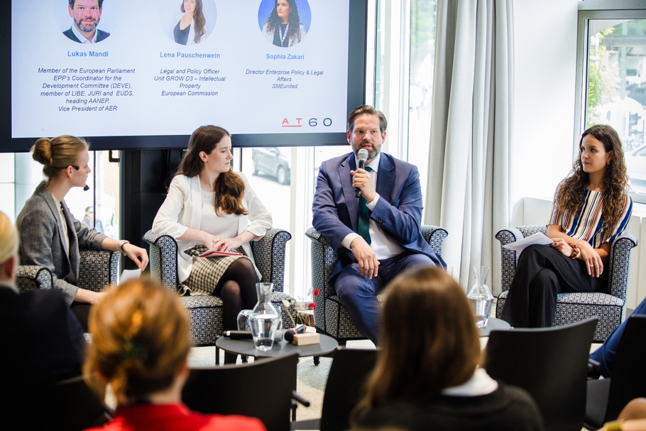 V.l.n.r.: Moderatorin Clara Baumgartner, Lena Pauschenwein (DG Grow, Europäische Kommission), Lukas Mandl (Europäisches Parlament) und Sophia Zakari (SMEunited)
