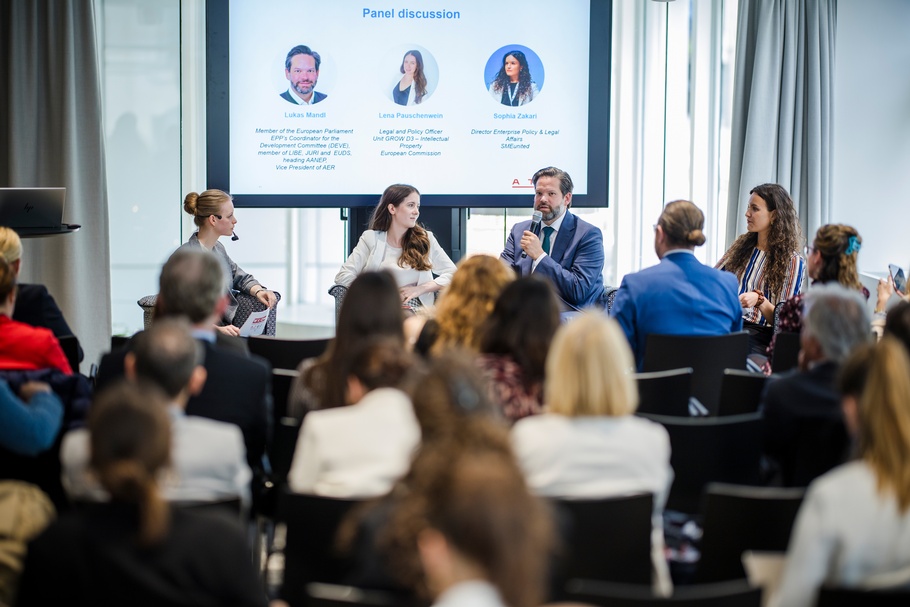 Podiumsdiskussion im AT60 (v.r.n.l.): Sophia Zakari (SMEunited), Lena Pauschenwein (DG Grow, Europäische Kommission) und Lukas Mandl (Europäisches Parlament) 