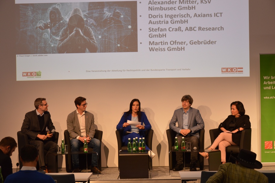 Teilnehmer:innen auf Podium bei Veranstaltung