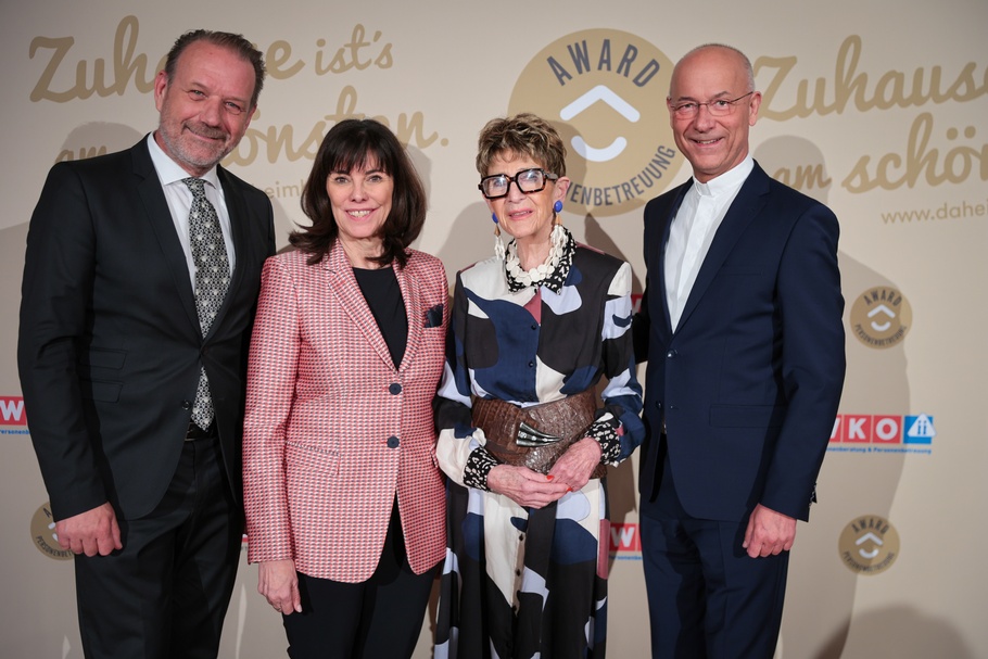 DAHEIM BETREUT AWARD 2025: feierliche Verleihung am 3. April 2025 im Palais Ferstel. Von links nach rechts: Fachverbandsobmann Andreas Herz; Vizepräsidentin der Wirtschaftskammer Österreich, Martha Schultzsich; Präsidentin des Österreichischen Seniorenbundes, Ingrid Korosec; Dompfarrer zu St. Stephan, Toni Faber