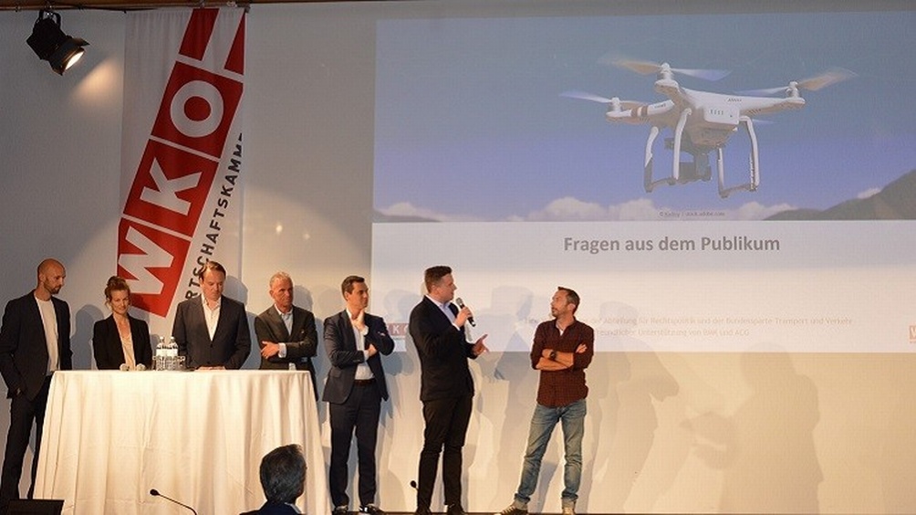 Menschen auf Podium bei Diskussion