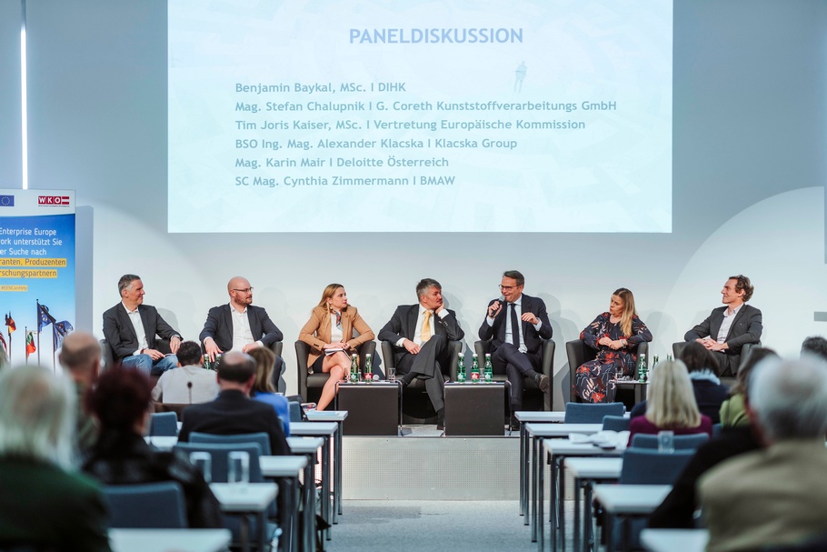 Gruppen- und Einzelfotos: Vortragende und Teilnehmer:innen bei der Veranstaltung in der WKÖ, im Saal und vor der WKÖ