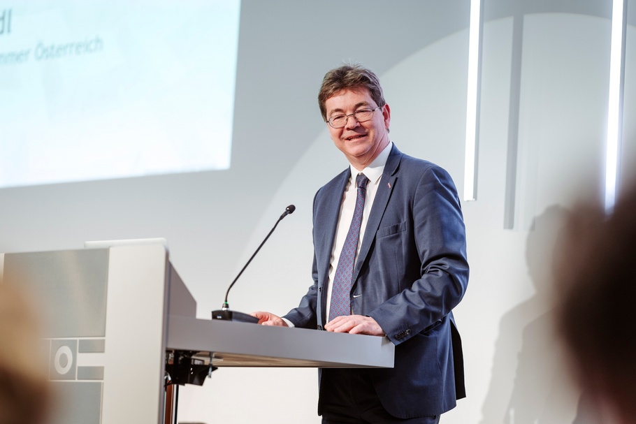 Gruppen- und Einzelfotos: Vortragende und Teilnehmer:innen bei der Veranstaltung in der WKÖ, im Saal und vor der WKÖ