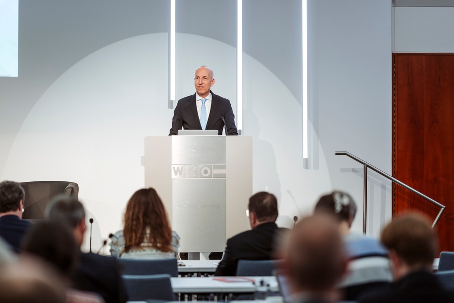 Gruppen- und Einzelfotos: Vortragende und Teilnehmer:innen bei der Veranstaltung in der WKÖ, im Saal und vor der WKÖ