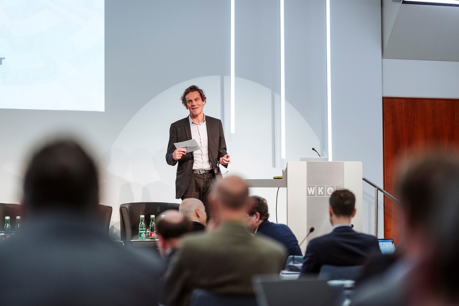 Gruppen- und Einzelfotos: Vortragende und Teilnehmer:innen bei der Veranstaltung in der WKÖ, im Saal und vor der WKÖ