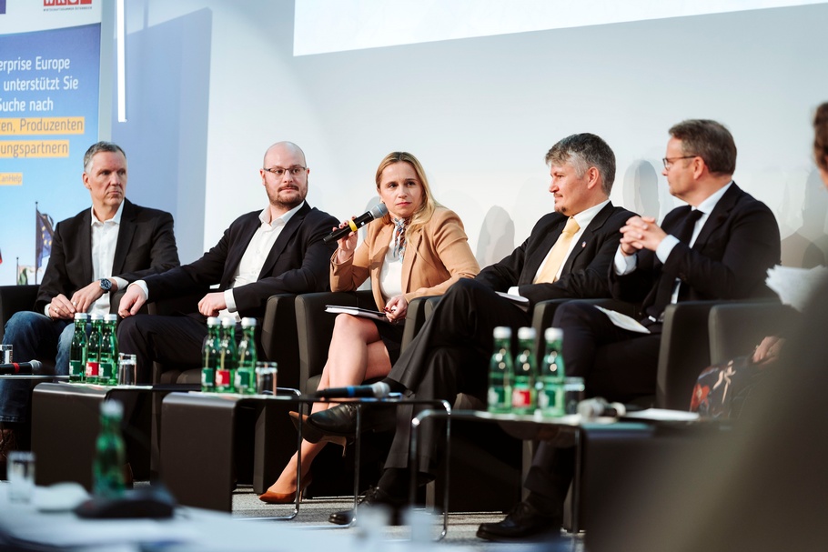Gruppen- und Einzelfotos: Vortragende und Teilnehmer:innen bei der Veranstaltung in der WKÖ, im Saal und vor der WKÖ