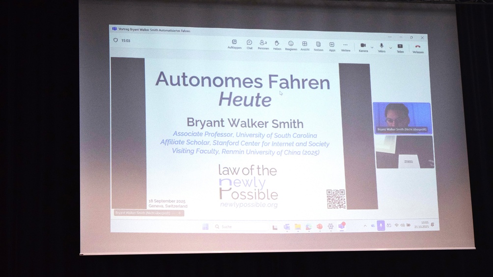 Auf einer Leinwand, die an einem dunklen Vorhang hängt, steht autonomes Fahren heute von Bryant Walker Smith