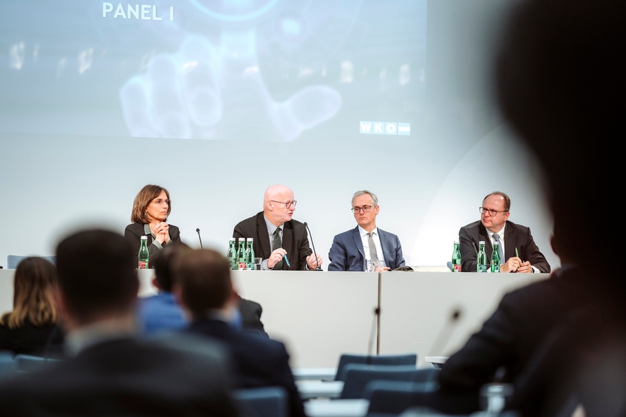 Panel-Teilnehmer:innen im Saal