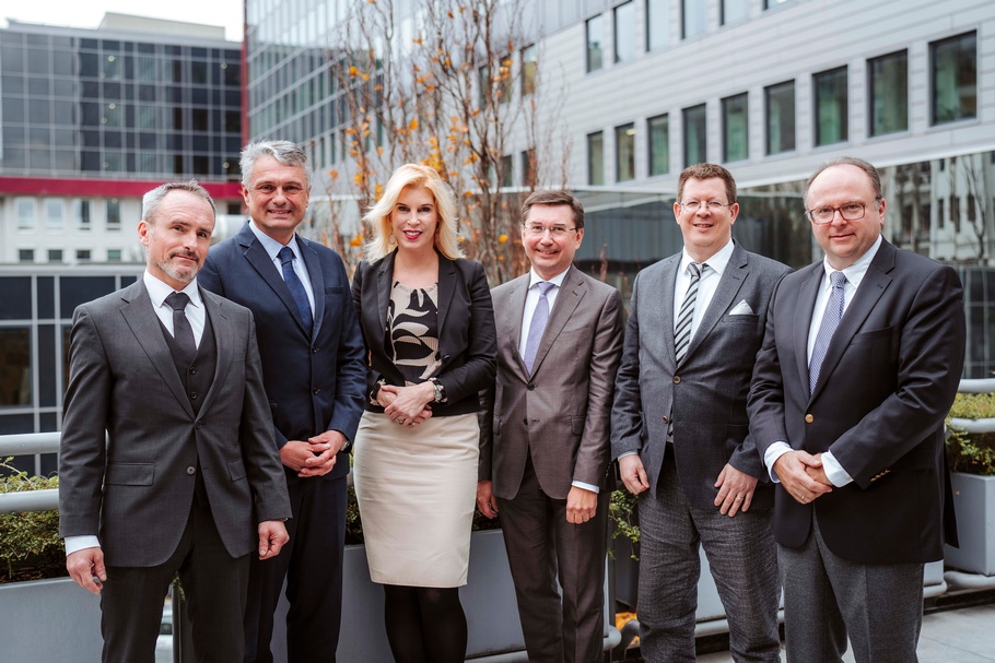 Vortragende und Teilnehmer:innen beim Wettbewerbssymposium im Saal und vor der WKÖ