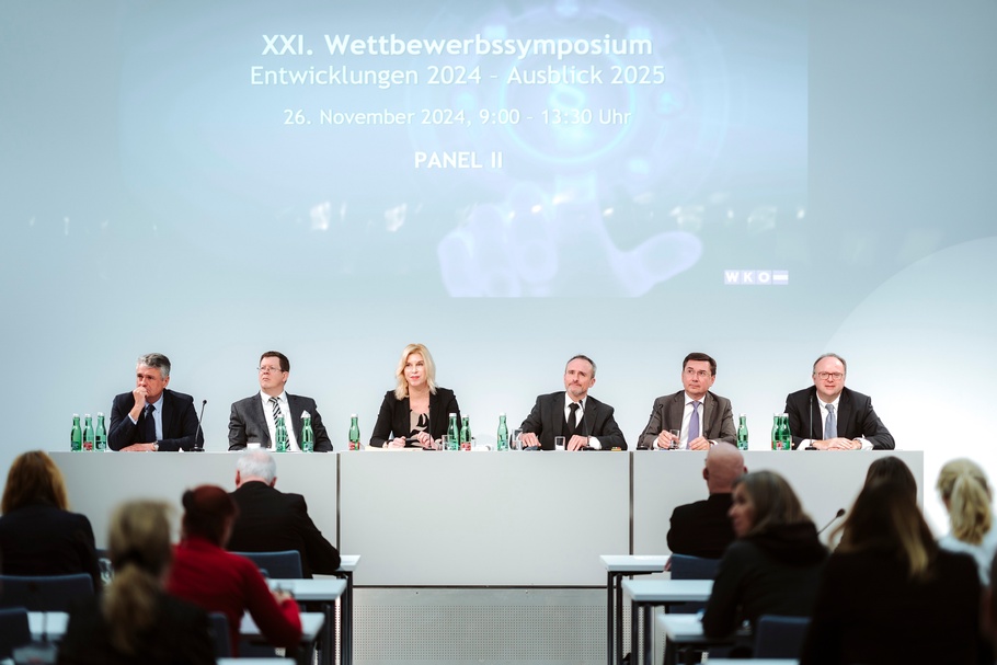Vortragende und Teilnehmer:innen beim Wettbewerbssymposium im Saal und vor der WKÖ