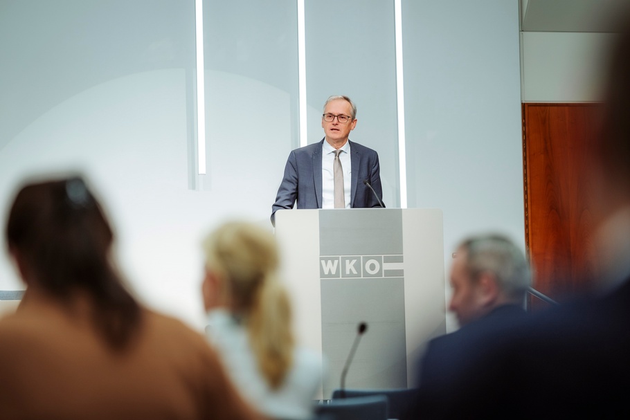 Vortragende und Teilnehmer:innen beim Wettbewerbssymposium im Saal und vor der WKÖ