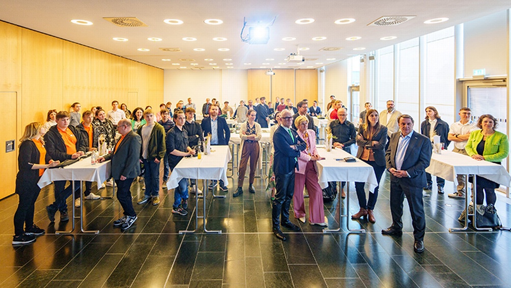 Aufnahme einer Halle mit stehendem Publikum